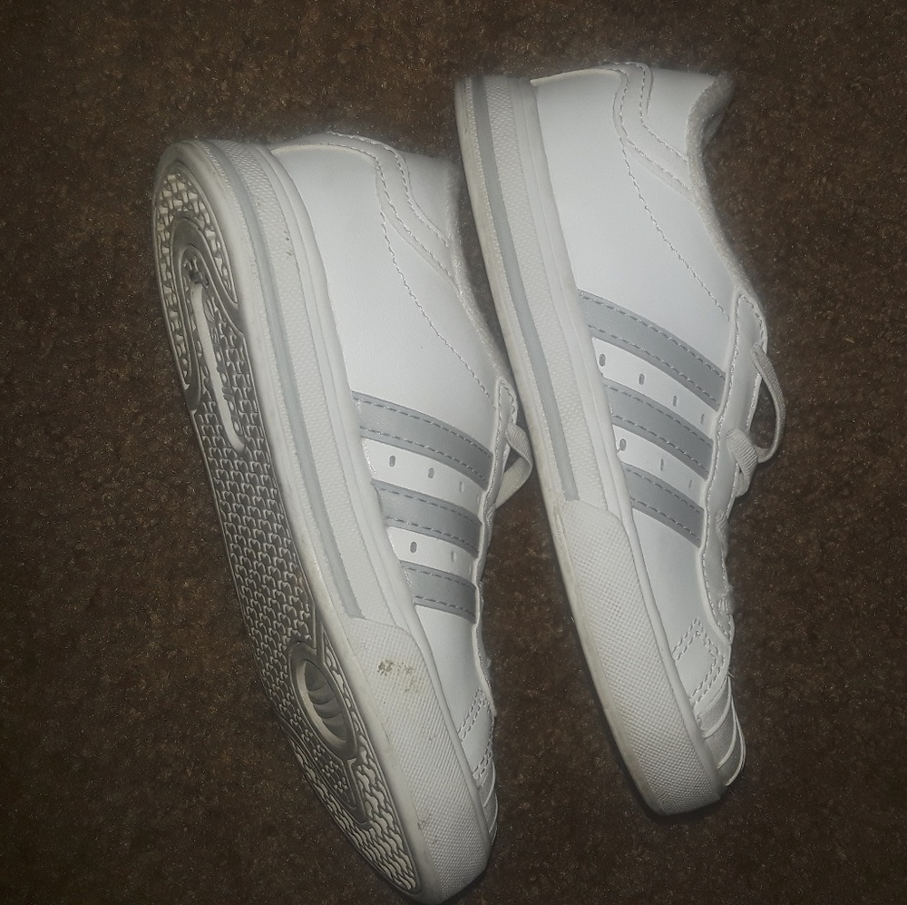 Tennis shoes